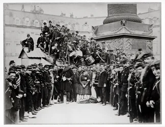 Föderierte vor der Vendôme-Säule während der Kommune, 1871